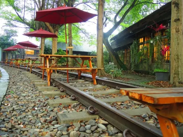 【彰化】在沒有火車經過的鐵軌上喝咖啡❤石頭魚鐵道平原咖啡