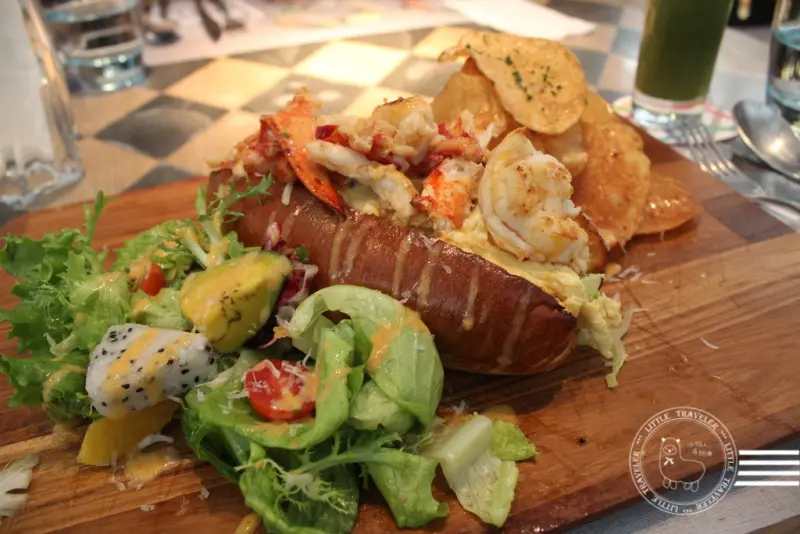 台中南屯區。bistro88義法餐酒館-女王的霸氣早午餐，奢華波士頓龍蝦三明治好吃到不行!推薦!