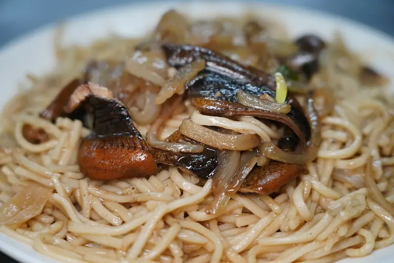 【台灣，嘉義市，東區】阿吉鱔魚麵～飄香多年的在地老味道，碳火快炒的好吃鱔魚麵。（嘉義美食）
