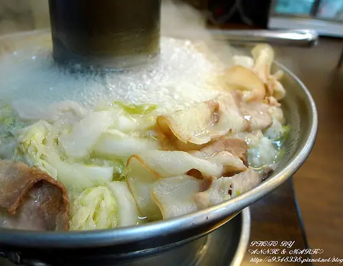 ◎吃吃喝喝~【高雄 劉家酸菜白肉鍋 】天氣冷颼颼，最適合來一鍋酸溜溜湯頭暖暖胃！