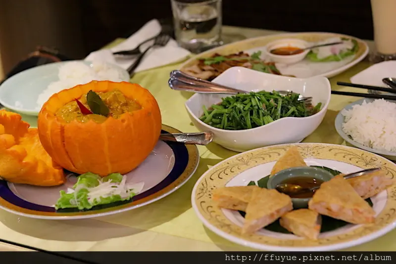 |台北中山‧食| 泰國人開的正宗泰式料理《暹廚泰式料理餐廳》吉林店.泰國喜來登廚師.目前吃過最好吃的泰式料理.真材實料的月亮蝦餅