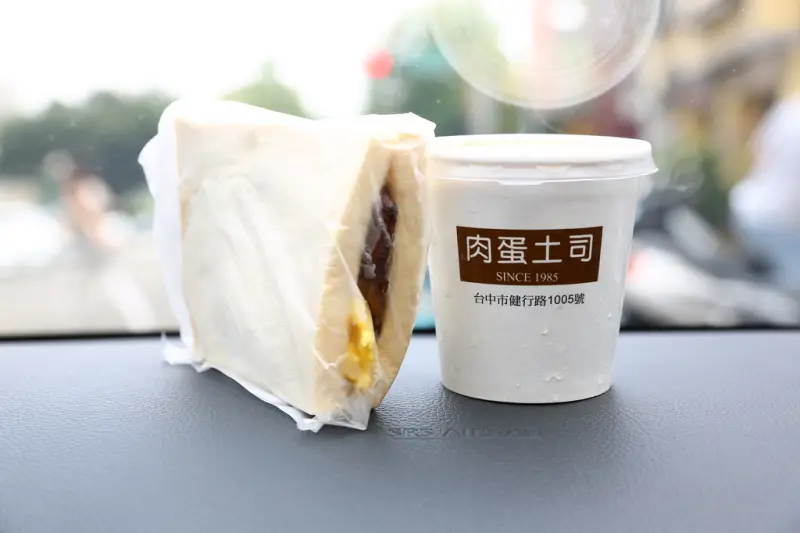 
【肉蛋土司】早安，台中！令人魂牽夢縈的泡菜蛋餅！
