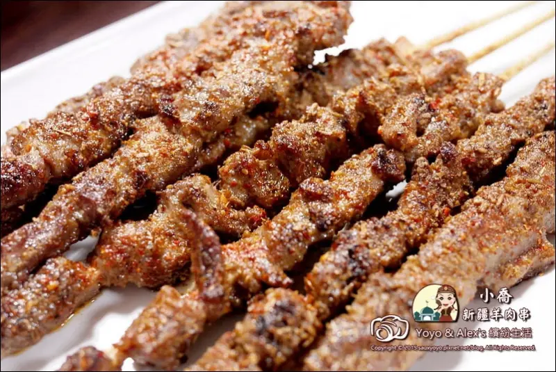 【板橋】小喬新疆羊肉串 ~ 道地新疆孜然風味烤肉串 必點招牌新疆大盤雞椒麻好滋味