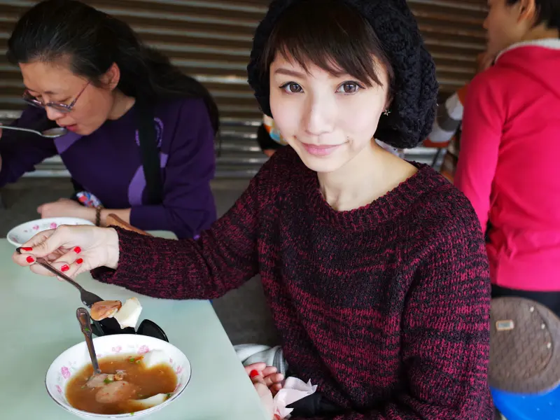 ✖ 2014屏東東港 ✖ 每年下墾丁必吃的東港美食－－「葉家肉粿」，大骨和虱目魚骨熬製而成的特製米漿鮮甜難忘，在來米粿和櫻花蝦、鹹豬肉、香腸片的完美組合。