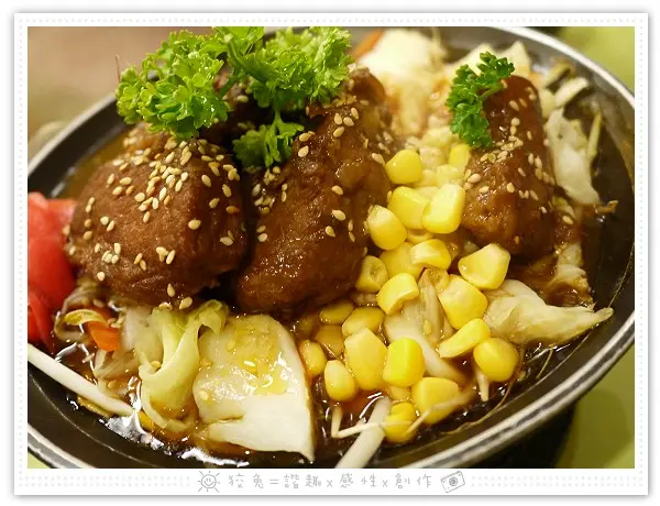 [高雄食記] 新作食堂~冰糖醬燒豬肋排+蔥爆嫩牛肉‧限時優惠！點購蔬菜鐵板定食即贈送飲料及甜點！