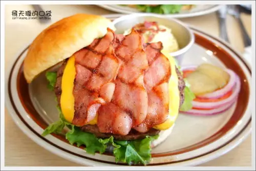 【台中美式餐廳】愛吃借口火烤漢堡專賣店．Hungry Jacob。好吃漢堡大大推薦！