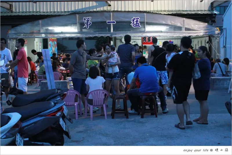 [台中] 第一猛新鮮烤海鮮、烤鮮蚵風螺，離市區有些距離，卻滿滿人潮，只為了這每盤100元的現烤美味！
