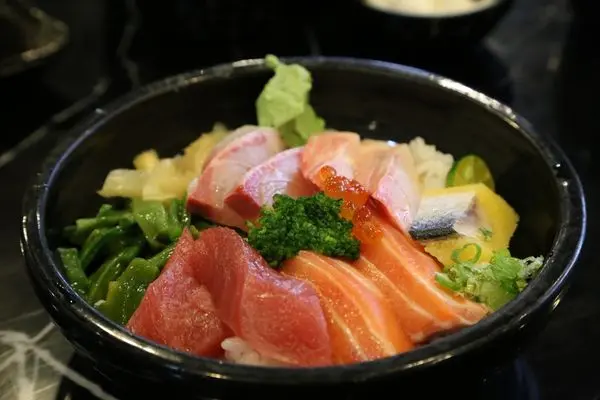 [桃園]東街日本料理。CP值超高的生魚片蓋飯