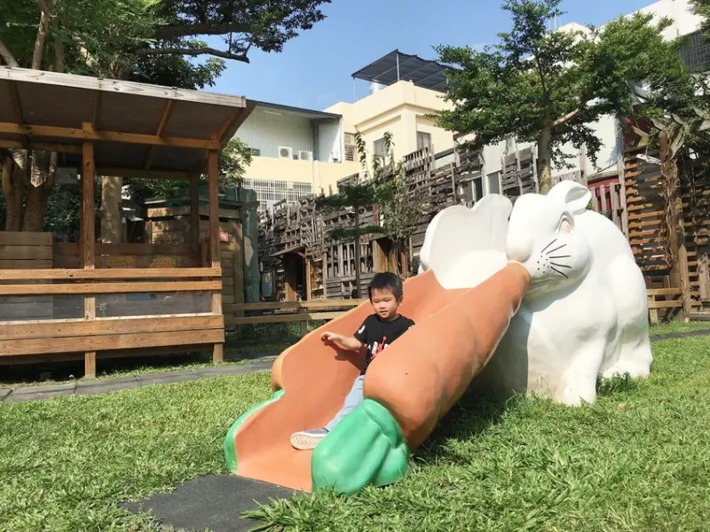 【旅遊】彩繪敲敲樂ＤＩＹ與戶外遊樂區，多款動動手木製玩具怎麼玩都不膩，可待上一整個下午小孩不無聊｜老樹根魔法木工坊