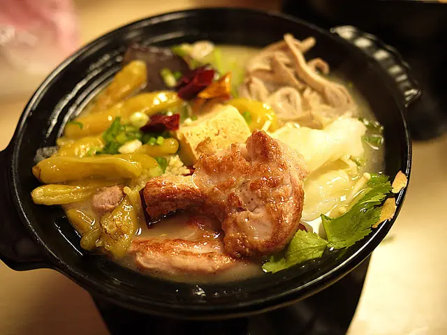 
台中火鍋│東海商圈那個鍋，冬天冷冷吃狂野泡椒鍋熱熱身邀訪
