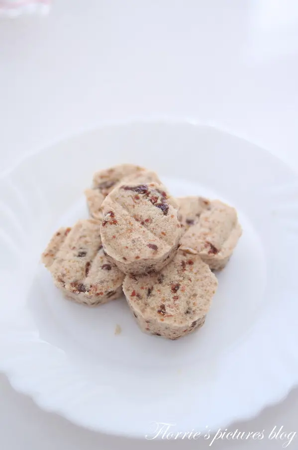 宜蘭(市)美食~振地餅鋪~酸酸甜甜的李仔(鹹)糕，真是好吃丫        
      