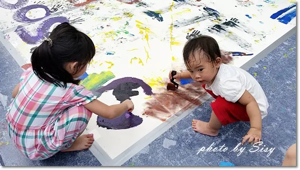 台北誠品生活松菸店週年慶~好好玩的當身體變作畫筆塗鴉，還有精彩的戶外月光電影院及童話蕯克斯瘋