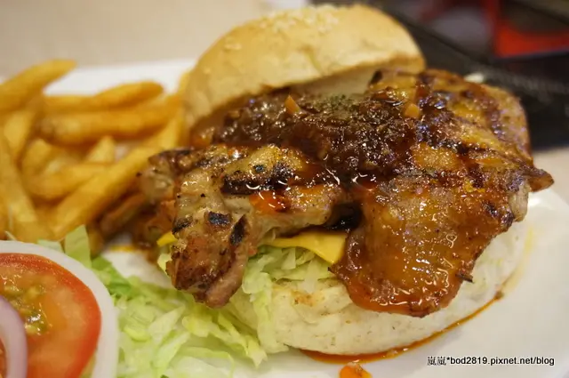 【台中西區】艾可先生漢堡餐廳(一中店)－漢堡稍微普通了一點，超值午餐149可以試試！