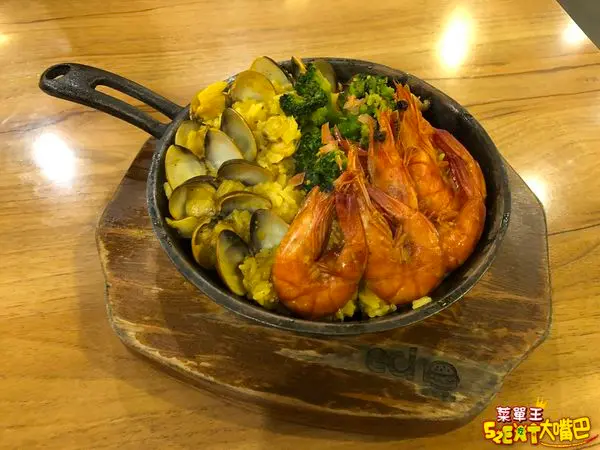 【艾可先生菜單價位大公開】用料實在又平價的大份量美式漢堡～台中必吃美食小吃餐廳推薦！招牌花生醬燒烤堡、泰式甜辣雞翅、蒜香蛤蠣麵。