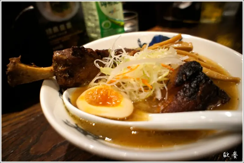 中山區︱麵屋武藏神山之濃郁湯頭的豚骨魚介味增拉麵x每日限量炙燒叉燒太刀拉麵