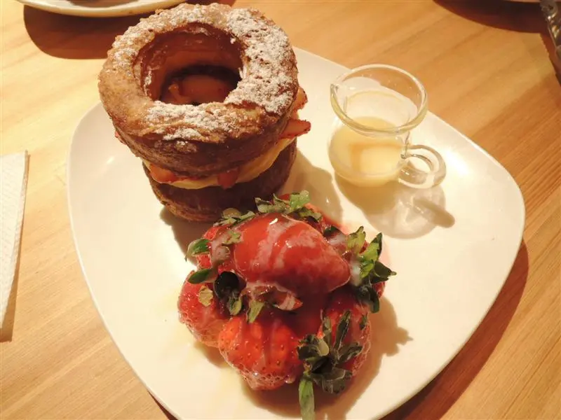 市政府站 松山菸廠 DRIP CAFE 好滴咖啡 超人氣草莓 可拿滋=可頌+多拿滋甜甜圈 美式餐點 不收一成 現場候位快 松菸美食 菜單 可頌甜甜圈