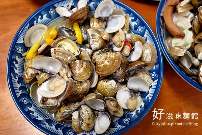 《桃園中壢♥食記》好滋味麵館。超誇張海鮮湯，蛤蜊界的101，吃得下巴超級酸！