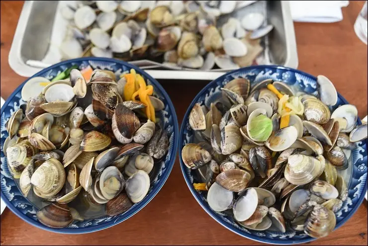 《桃園中壢美食景點》內壢火車站附近的好滋味麵館~小蛤仔堆成山的海鮮麵，內壢國小旁的巷弄排隊美食！