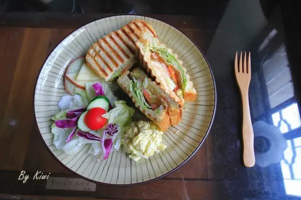 【台南美食-中西區】躡手躡腳走進時光古厝裡，現點現做的帕尼尼，老宅咖啡，中西區美食推薦之順風號(輕食下午茶點心)