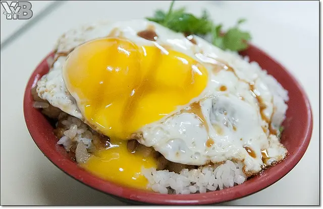 [中式小吃] 再訪老五鹹粥．黃金滷肉飯依舊很搶戲