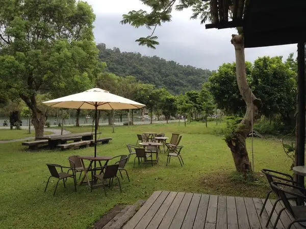 草地湖景裡的小天地～羅東梅花湖　天ㄟ咖啡