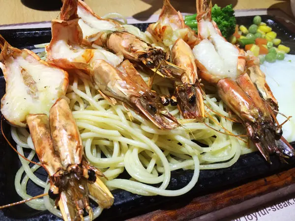 【輔大站】饗厚牛排 - 當月壽星可享5折優惠。