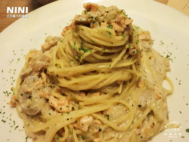 《美食推薦》【桃園蘆竹】NINI 尼尼義大利餐廳(台茂店)。南崁義大利餐廳 特推燻鮭魚奶油義大利麵 焗烤奶油海鮮斜管麵 焦糖烤布蕾 提拉米蘇 桃園南崁必吃美食推薦