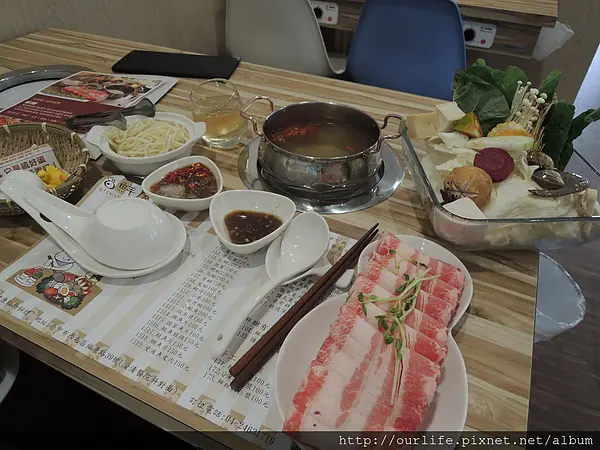 台中團購．菜盤陣仗還不錯的火鍋@8鮮鍋(+wifi)