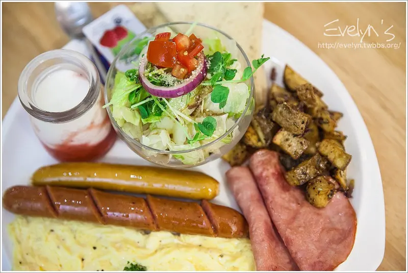 信義‧Arthere Café 上樓看看咖啡‧很不錯的空間，很普通的餐點