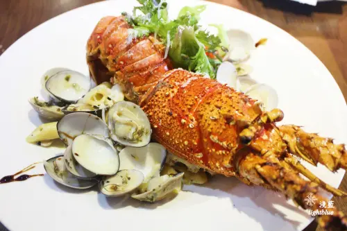 台中美食：淺藍 × 樂丘廚房東海店～超浮誇的龍蝦義大利麵和招牌鬆餅漢堡