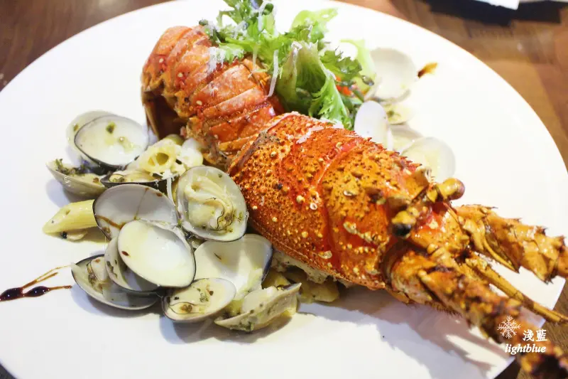 台中美食：淺藍 × 樂丘廚房東海店～超浮誇的龍蝦義大利麵和招牌鬆餅漢堡