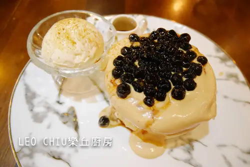 「飽食⁂台中龍井」樂丘廚房 東海店，義大利麵/燉飯/招牌鬆餅堡 比珍珠奶茶舒芙蕾鬆餅更讓人驚豔!