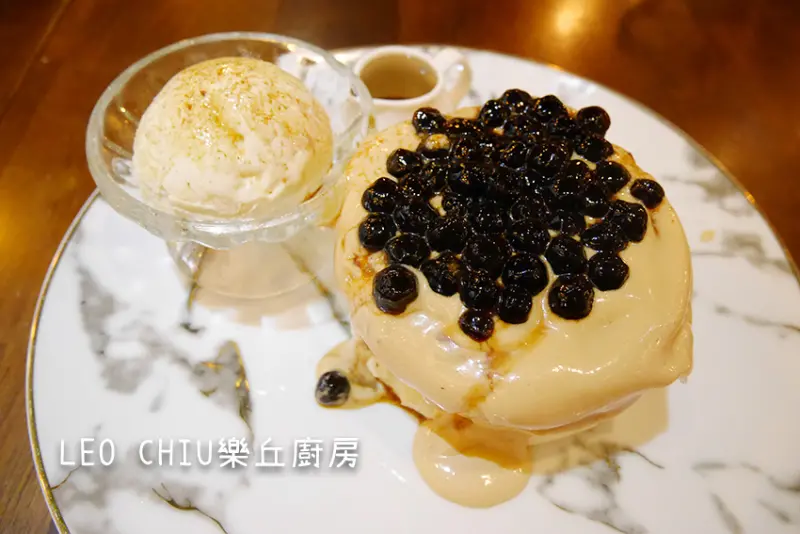 「飽食⁂台中龍井」樂丘廚房 東海店，義大利麵/燉飯/招牌鬆餅堡 比珍珠奶茶舒芙蕾鬆餅更讓人驚豔!