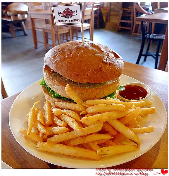 ◎吃吃喝喝~【Cowboy station 牛仔驛站】(宜蘭) 比臉還大的漢堡～西部牛仔果然很威！
