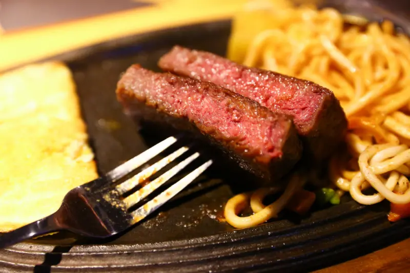 【角頭炙燒牛排(士林陽明店)】平價牛排新選擇，鮮厚多汁的菲力牛排！