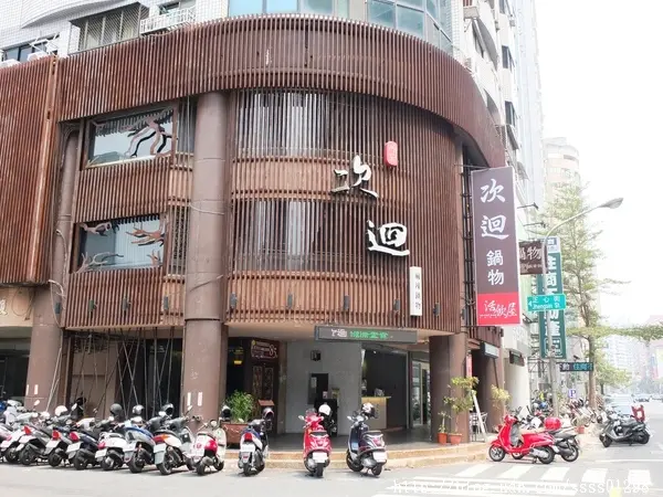 【美食特搜。高雄左營區】次迴麻辣鍋物。海陸總匯雙拼鍋必點 多種精緻鍋物湯頭 高雄火鍋推薦名單        
      