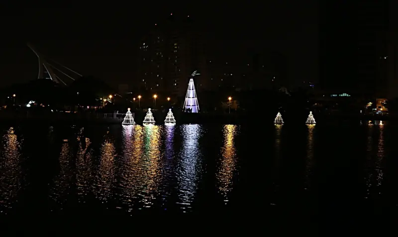 (台南。旅遊)  台南聖誕活動---銀河聖誕： 2016-11-27～2017-01-08。讓你一路走過聖誕街道，感受每一處台南的美! ｜安平運河。金華橋。海安路。中正路圓環。台灣文學館。中西區公所。