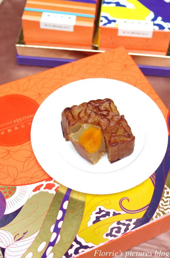 邀約~歐華酒店--歐月廣式中秋禮盒~中秋禮盒推薦細膩的蓮蓉蛋黃，依舊是我的最愛        
      