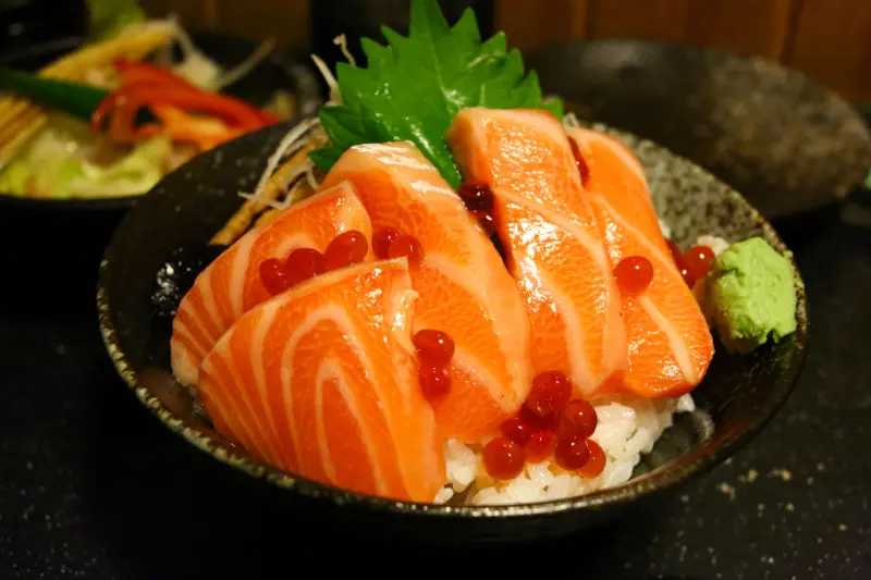 
【魚 日式．料理】這油花真的是魚肉嗎？油脂超豐厚的生鮭魚肚！
