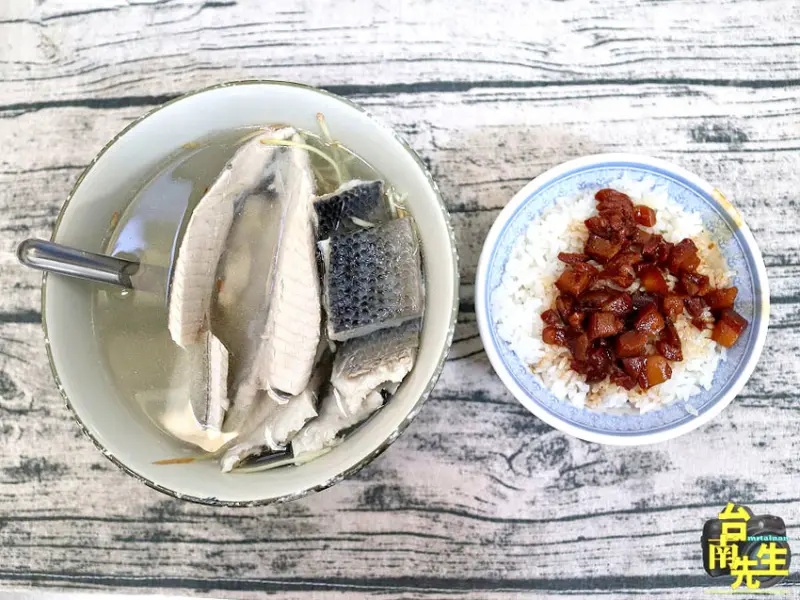 台南虱目魚湯／無店名無招牌飄香40多年／老饕私藏口袋名單／在地人從小吃到大／當天現宰用料新鮮／一大早就人潮滿滿   