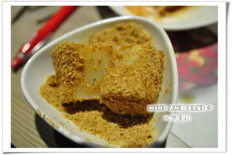 【台中美食】滿堂紅頂級麻辣鴛鴦鍋，好實在的肉片!!還有用麻辣鍋煮日式麻糬