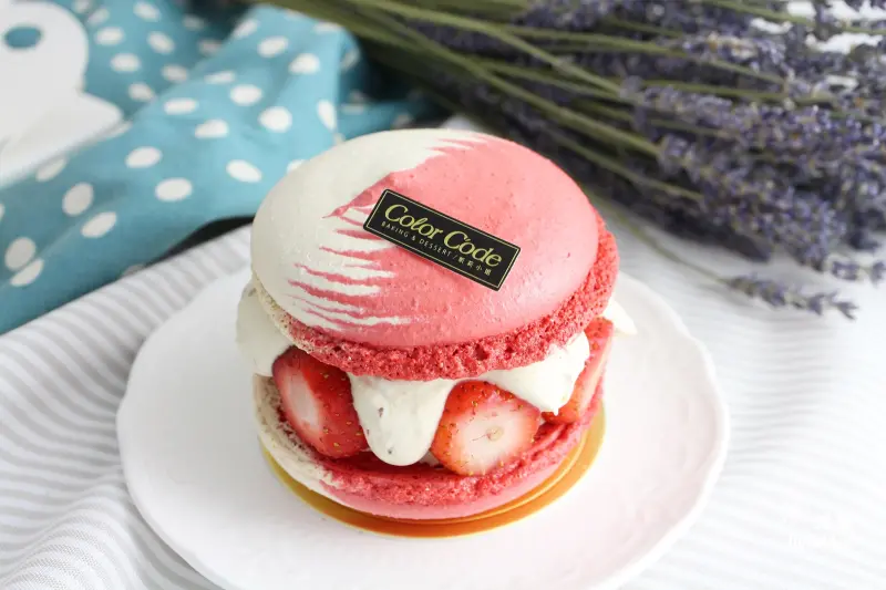 [ 師大．台電大樓站美食 ] 淺藍 × color code凱莉小姐～超大草莓馬卡龍與草莓生乳捲讓人戀愛了