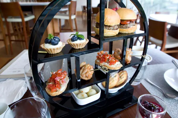 悠然座落書店一角，鬧中取靜的優質週末下午茶the first