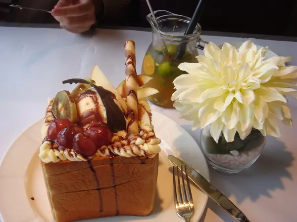 河邊鳥籠中的悠閒午茶