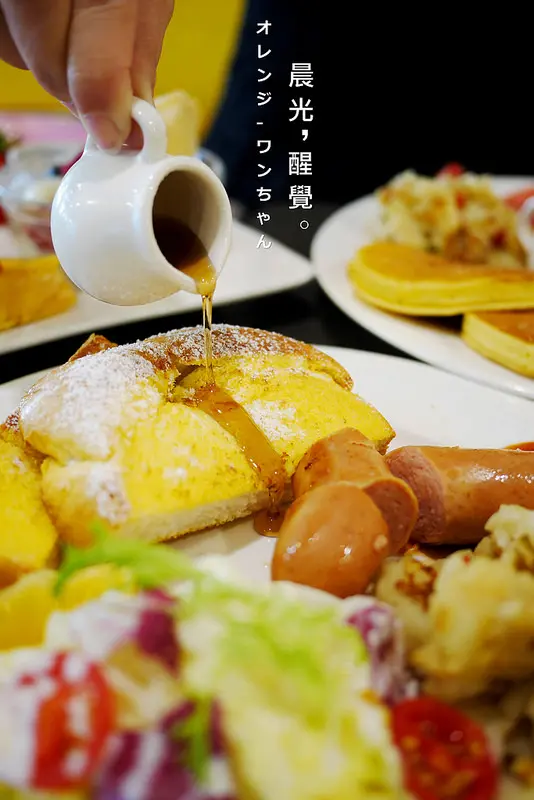 【台中散策食記】鯊魚咬吐司 SHARK BITE TOAST 學士路│北區：跟隨晨光清醒的鯊魚早午餐～糖脆圓煎餅香Q可口～鄉村德式香腸脆彈好味！划算實惠大份量的早午餐好選擇！