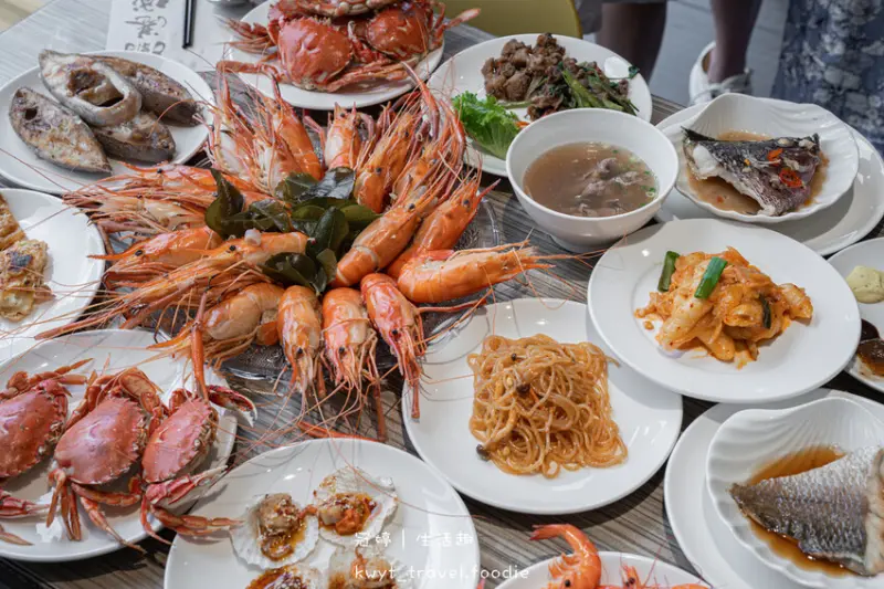 台中人氣吃到飽推薦_潮港城太陽百匯，釜山海鮮季限定新菜色，巨霸檸檬泰國蝦，台中吃到飽始祖_吃到飽價格