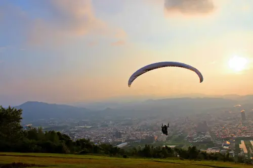 美呆了！玩飛行傘遠眺整個埔里鎮，異國情調美景就像明信片fu‧虎嘯山莊