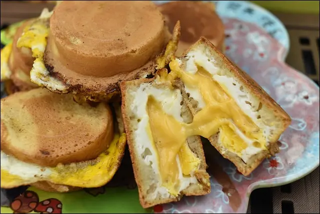 《捷運板南線/新埔站/板橋車站美食》致理科技大學後門排隊美食~太極鰲車輪餅/東北捲餅冰沙