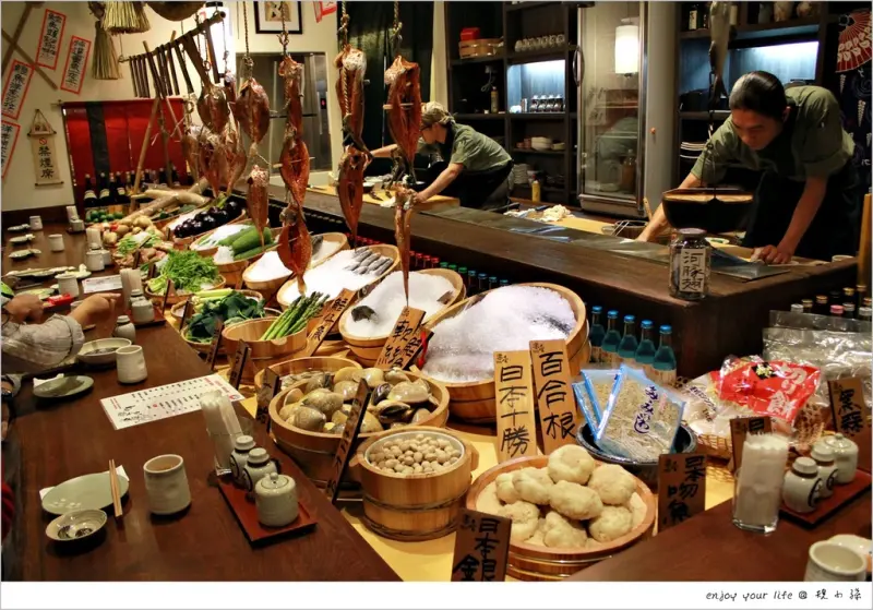 [台中] 「樂座爐端燒」：用「船槳」傳遞食物美味！新鮮時蔬、鮮魚大蛤就在你眼前。意猶未盡、好吃大推！