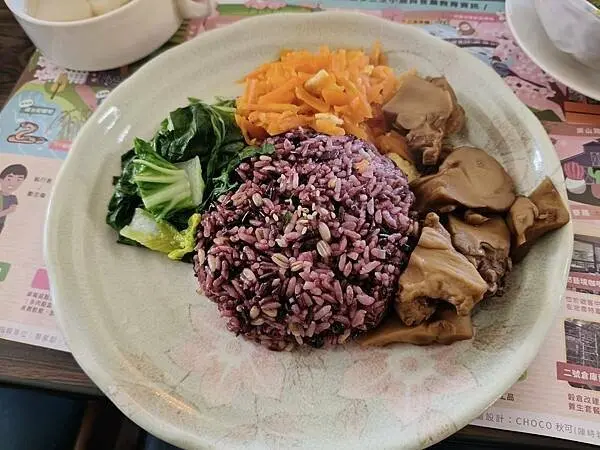 新北三芝二號倉庫咖啡館~聚會法鼓山世界佛教教育園區~另類的同